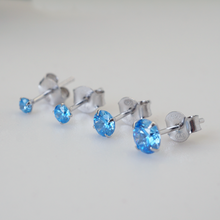 Charger l'image dans la galerie, Boucles d'oreilles puces en argent 925 avec oxyde de zirconium bleu glacial