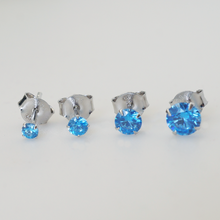 Charger l&#39;image dans la galerie, Boucles d&#39;oreilles puces en argent 925 avec oxyde de zirconium bleu glacial
