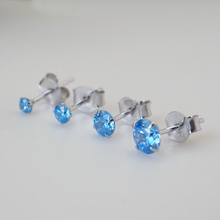 Charger l&#39;image dans la galerie, Boucles d&#39;oreilles puces en argent 925 avec oxyde de zirconium bleu glacial
