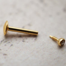 Charger l&#39;image dans la galerie, Labret MADONNA 1.2mm avec cristal - acier L316 PVD Gold
